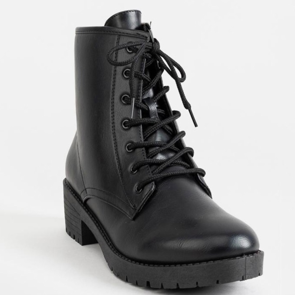 NWT Black Lace Up Combat Boots in Black Size 8